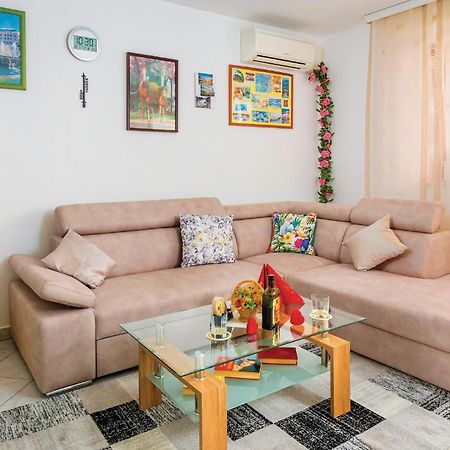 2 Bedroom Gorgeous Apartment In Rabac Exterior foto
