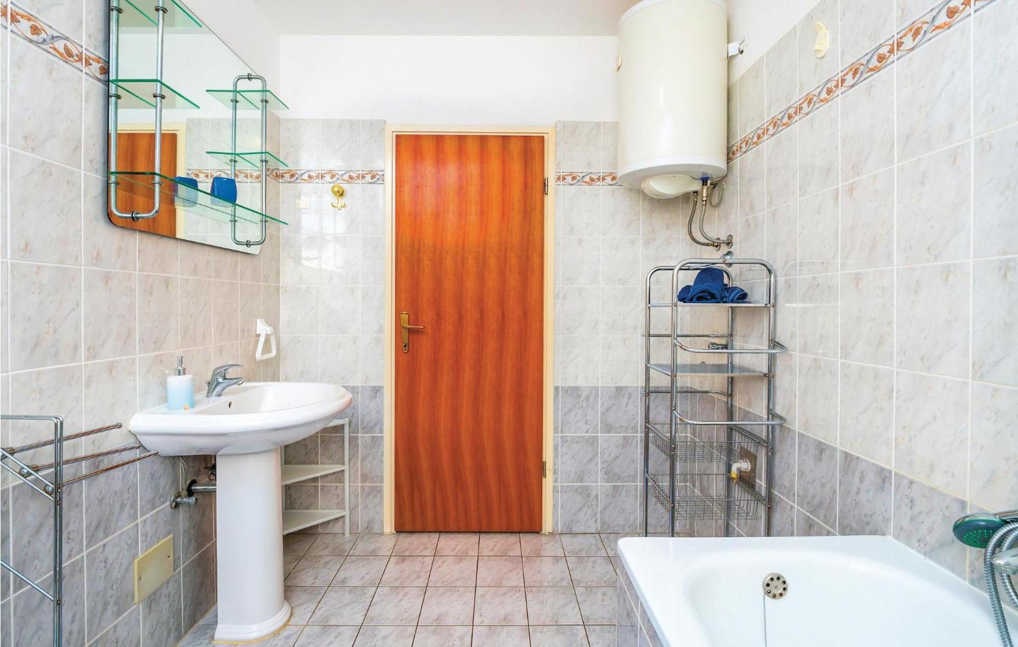 2 Bedroom Gorgeous Apartment In Rabac Exterior foto