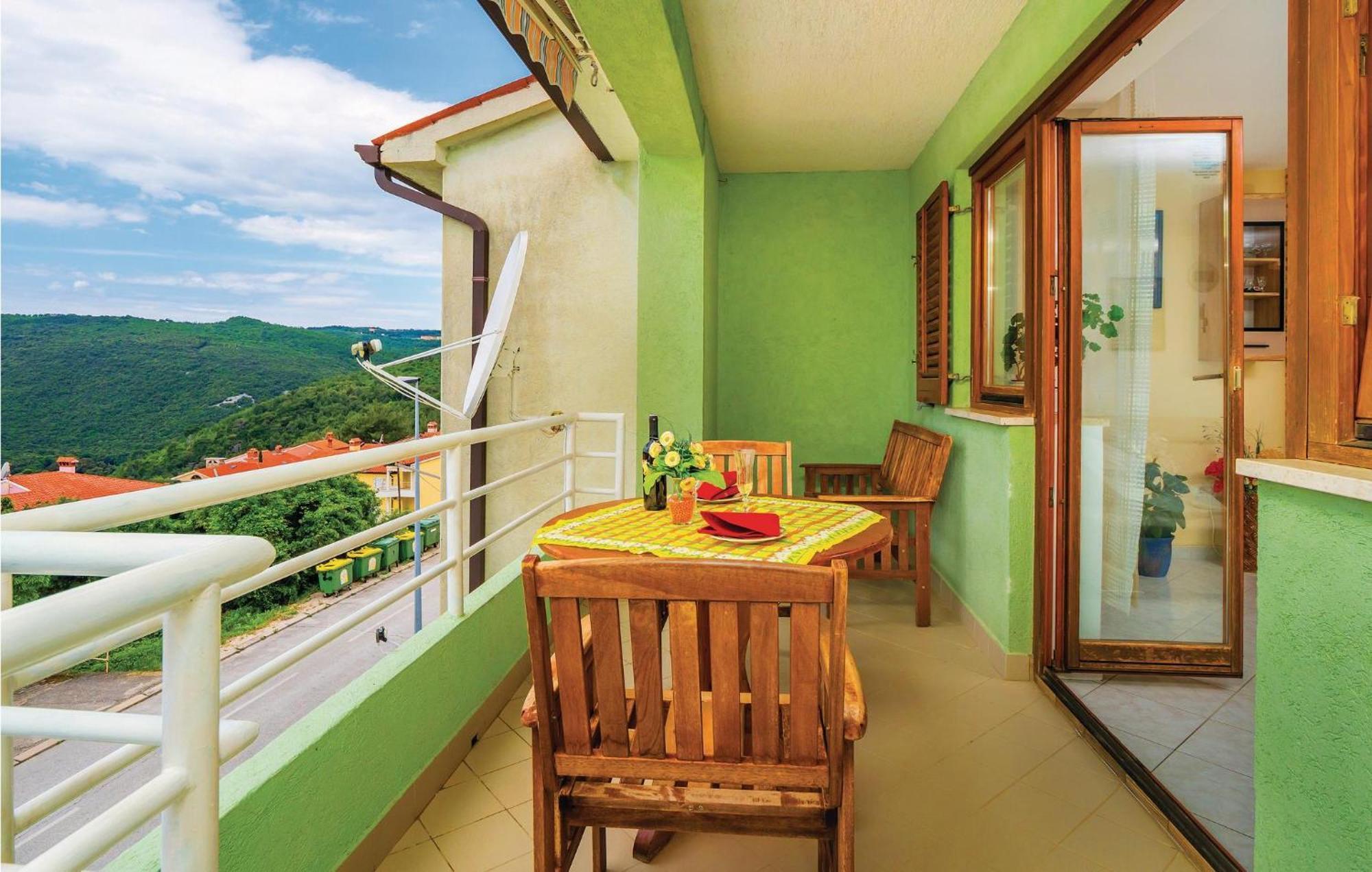 2 Bedroom Gorgeous Apartment In Rabac Exterior foto